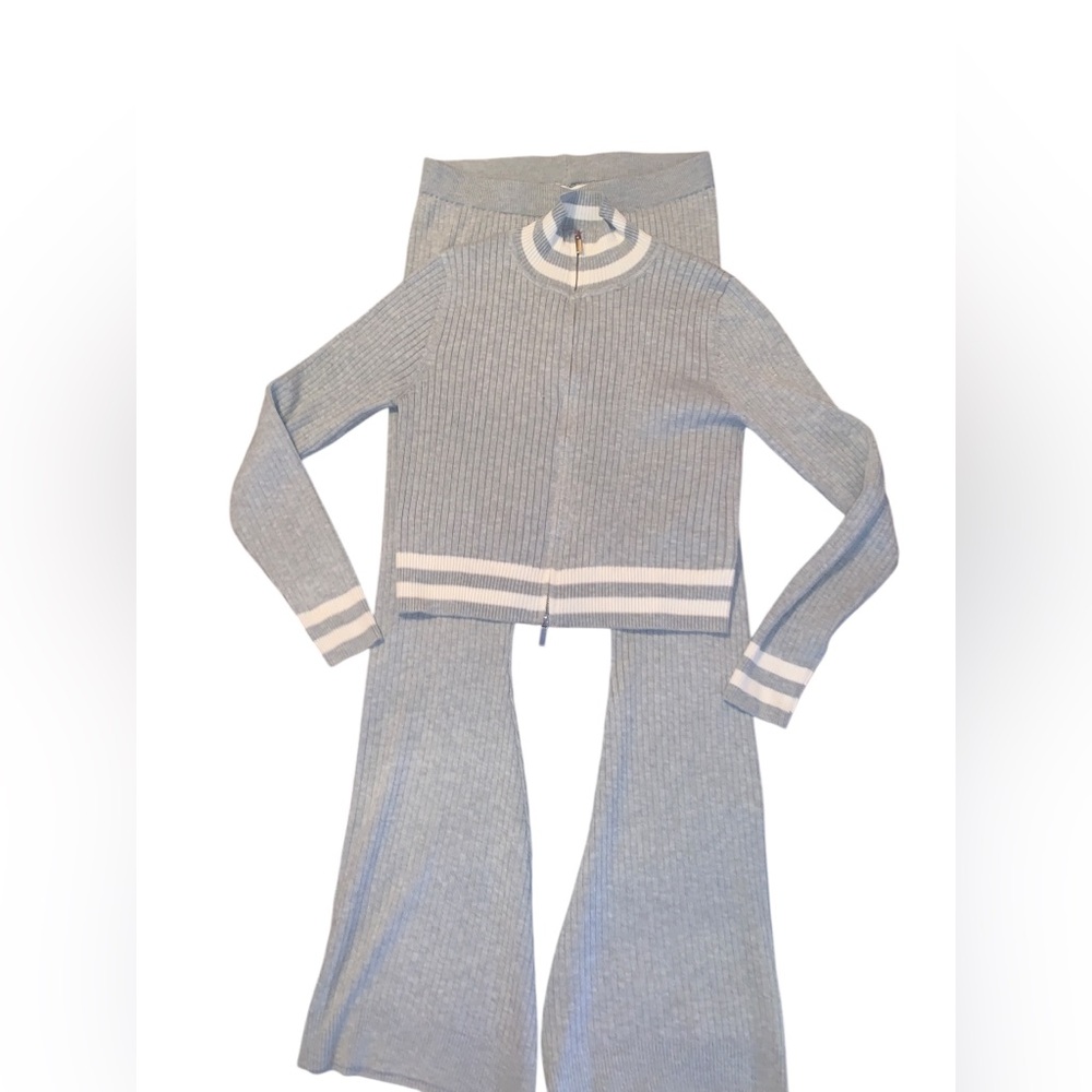 Women’s Light Gray Ribbed pant/  L/S top Set with White Stripe Trim size Medium